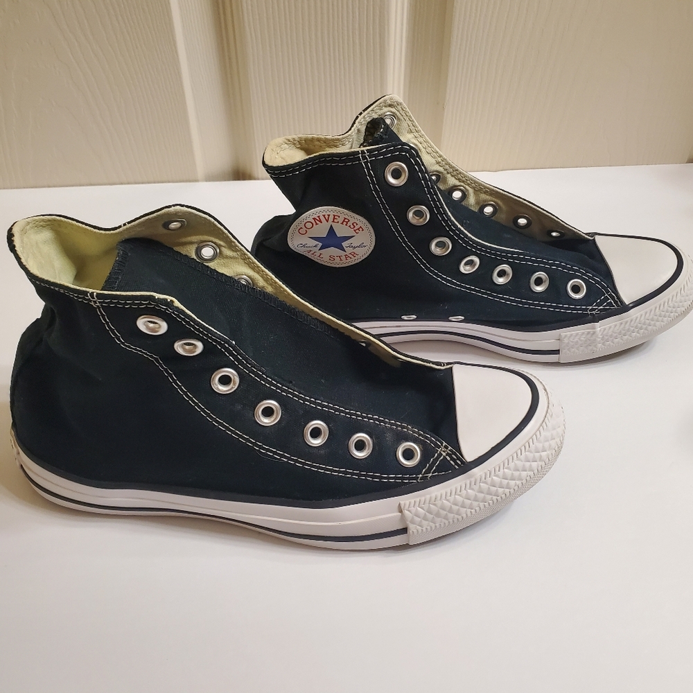 Converse lSneakers.     BLACK UPPER / WHITE SOLE